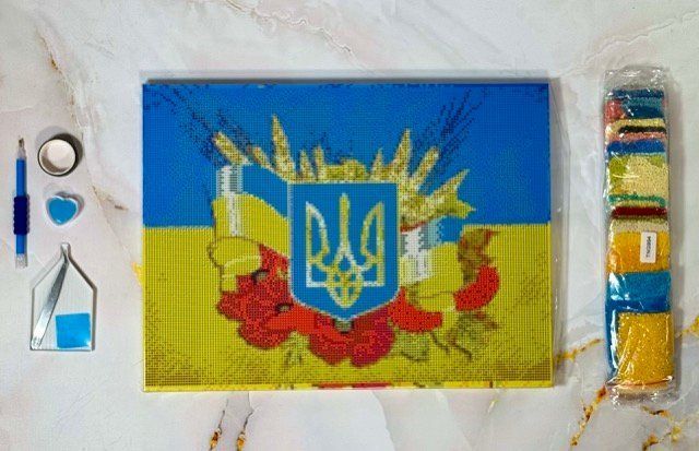 Купити Алмазна мозаїка на підрамнику з спеціальними відтінками. Україна в моєму серці (30х40 см, 46 кольорів - з них 3 AB + 3 FD)  в Україні